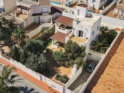 Villa con terreno en venta en la Cañada Aguilar