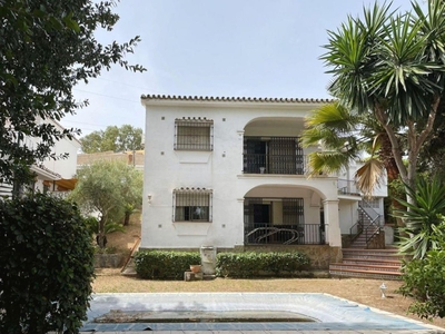 Villa con terreno en venta en la Calle de las Amapolas' Marbella