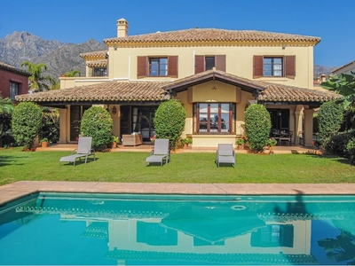 Villa con terreno en venta en la Calle Huerta Chica' Marbella