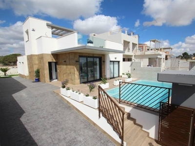 Villa con terreno en venta en la Dehesa de Campoamor