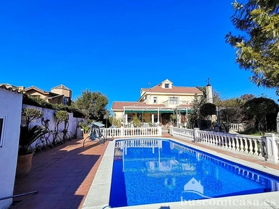 Villa con terreno en venta en la ' Linares