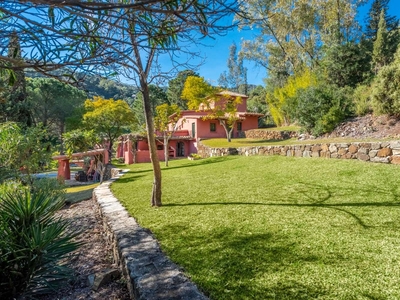 Villa con terreno en venta en la Val de Guadalmina