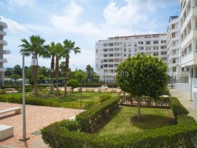 Apartamento con 3 habitaciones amueblado con ascensor, parking, aire acondicionado y vistas al mar en Marbella