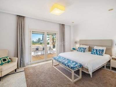 Apartamento con 4 habitaciones amueblado con ascensor, parking, piscina, aire acondicionado y vistas al mar en Marbella