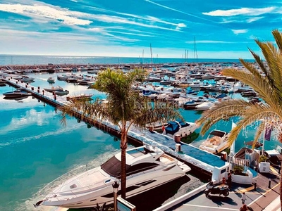 Apartamento con vistas frontales al mar en venta en Marbella