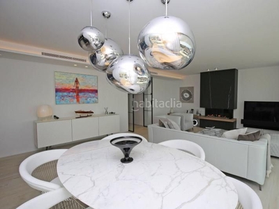 Ático con 3 habitaciones amueblado con parking, piscina, aire acondicionado y vistas al mar en Marbella