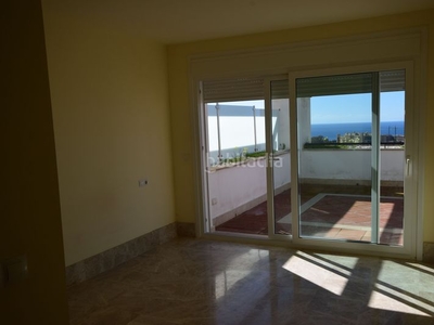 Ático con 3 habitaciones con parking, piscina, calefacción, aire acondicionado y vistas al mar en Marbella