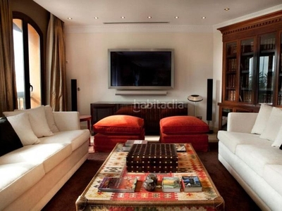 Ático con 7 habitaciones amueblado con parking, piscina, aire acondicionado y vistas al mar en Marbella