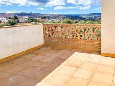 Bonita casa, con gran terraza solárium con preciosas vistas, situada en la calla San Blas de Dúrcal.