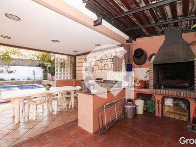 Casa a 4 vientos con piscina en Sant Vicenç dels Horts