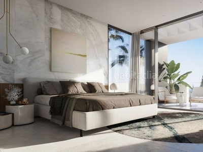 Casa adosada con 4 habitaciones amueblada con parking, aire acondicionado y vistas al mar en Marbella