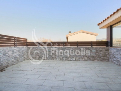 Casa adosada con piscina y dos plazas de garaje en Vilanova del Vallès