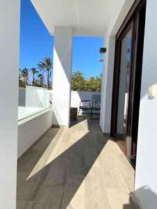Casa con 3 habitaciones amueblada con parking, piscina, aire acondicionado, jardín y vistas al mar en Marbella