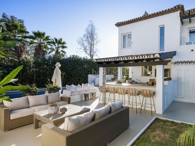 Casa con 4 habitaciones amueblada con parking, piscina y aire acondicionado en Marbella