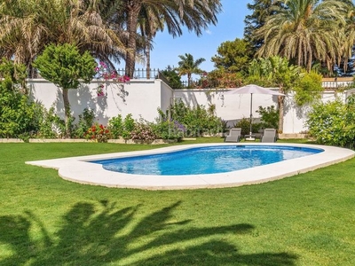 Casa con 4 habitaciones amueblada con piscina y aire acondicionado en Estepona