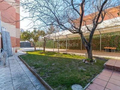 Casa pareada con 5 habitaciones con parking y aire acondicionado en Villalbilla