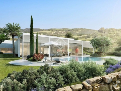 Chalet villa de lujo 4 dormitorios con jardín y piscina en venta en Estepona