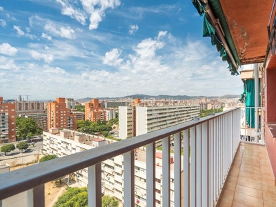 Piso alto con 3 habitaciones, balcón, calefacción por radiadores, ascensor. mucha luz natural y ventilación. en Sant Adrià de Besòs