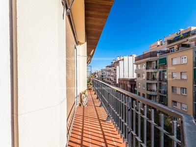 Piso con 4 habitaciones con ascensor en Sant Antoni Barcelona