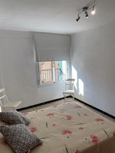 Piso disponible - piso en centro ciudad - amueblado -
3 habitaciones - baño - salon comedor - cocina office con galeria - ascensor - aabb - balcon en Tarragona