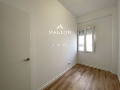 Piso en venta , con 100 m2, 3 habitaciones y 2 baños, ascensor, aire acondicionado y calefacción eléctrico. en Valencia