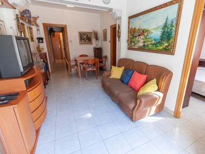 Piso en venta. Junto Pi i Margall y Plaça Joanic. Piso exterior a amplio, tranquilo y soleado patio con buena distribución !!!