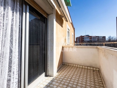 Piso gilmar -río vende piso de tres dormitorios con terraza, muy luminoso. en Madrid