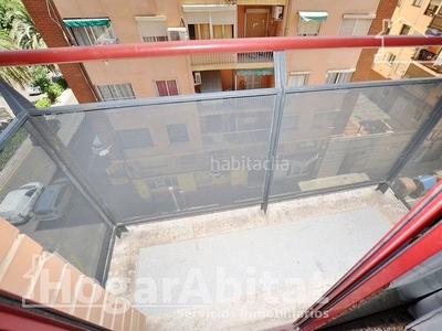 Piso todo exterior con balcón en el mejor edificio del barrio en Valencia