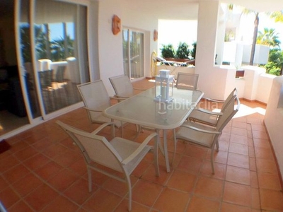 Planta baja con 3 habitaciones amueblada con parking, aire acondicionado y vistas al mar en Marbella