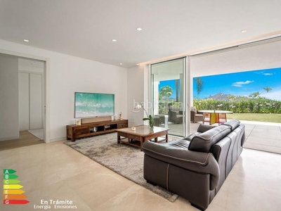 Planta baja con 3 habitaciones con ascensor, parking, piscina, calefacción y vistas al mar en Marbella