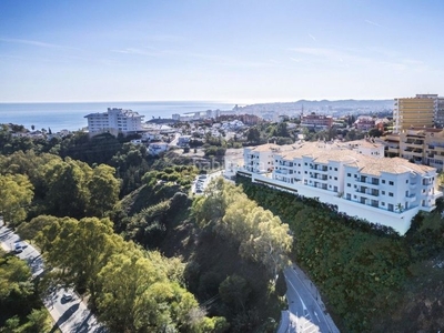 Planta baja con 3 habitaciones con ascensor, parking, piscina y aire acondicionado en Fuengirola