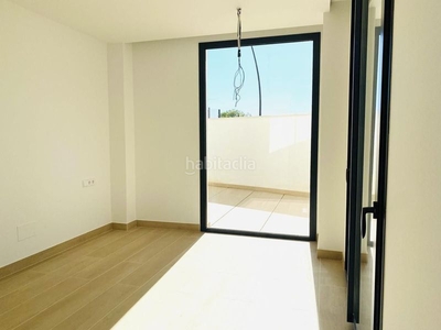 Planta baja con 3 habitaciones con ascensor, parking, piscina y vistas al mar en Fuengirola