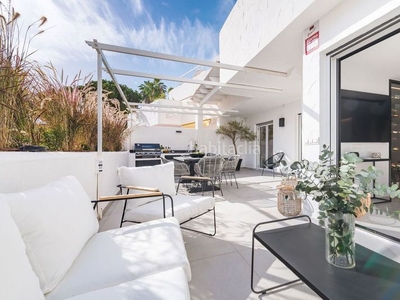 Planta baja con 3 habitaciones con parking, aire acondicionado y vistas al mar en Marbella