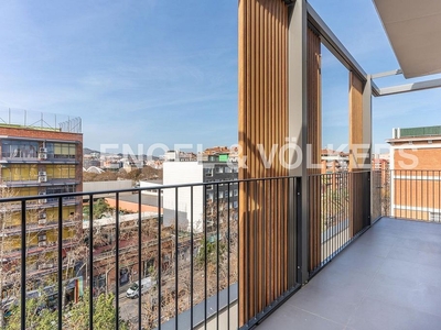 Alquiler de piso en Sant Martí de Provençals de 4 habitaciones con piscina y balcón