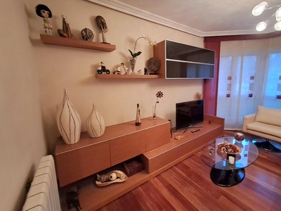 Apartamento en venta. Piso amplio todo exterior totalmente reformado con amplio salón y cocina de 4 habitaciones y dos baños. Gran oportunidad por zona.