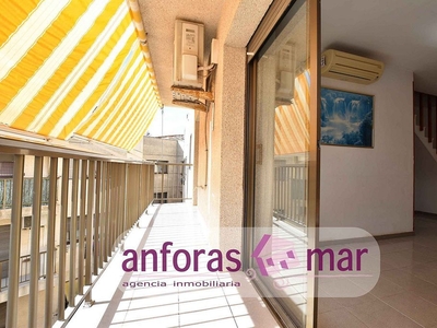 Ático en venta en Centre - Torredembarra de 2 habitaciones con terraza y balcón