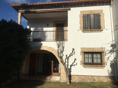 Casa Adosada en venta. Fantastica casa amb jardi de 300m2 i casa de 170 m2 a l´Urbanització de Golf de Santa Cristina d´Aro.