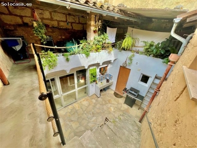 Casa en venta en Muro, muy céntrica, con carácter mallorquín, patio y garaje