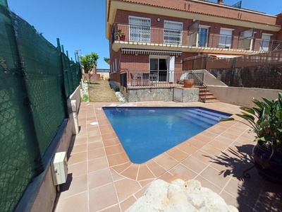 Casa en venta. Gran casa de tres plantas con piscina, barbacoa, espectaculares vistas, para vivir en el campo a pocos minuitos de Tarragona.