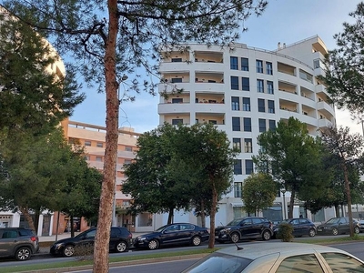 Piso en alquiler en avenida Villa de Madrid de 4 habitaciones con terraza y garaje