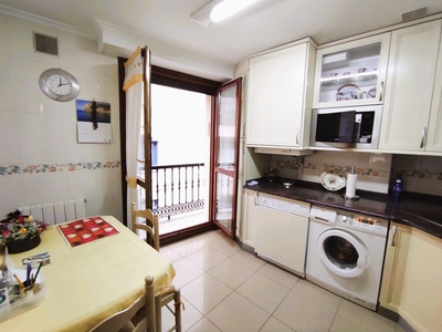 Piso en venta. Estupendo piso en el centro de Eibar, muy luminoso. Con 2 habitaciones dobles, salón-comedor, cocina, 2 baños y 2 miradores.