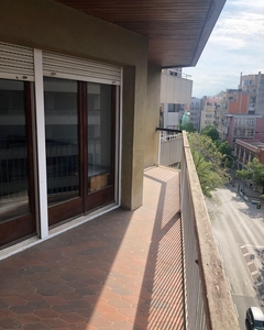 Piso en venta. Pis amb vistes espectaculars de Girona a la Gran Via. Consta de 111m2 distribuïts en 4 habitacions i 2 banys.