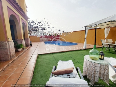 Venta de casa con piscina y terraza en Alcalá de Guadaíra, Campo Alegre