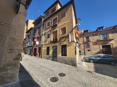 Venta de casa en centro (Segovia)