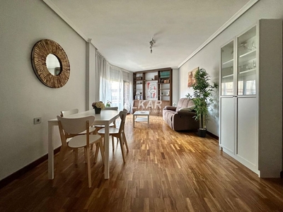 Venta de piso en Tudela de 3 habitaciones con terraza y calefacción