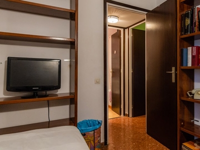 Acogedora habitación en un apartamento de 3 dormitorios en Gràcia, Barcelona