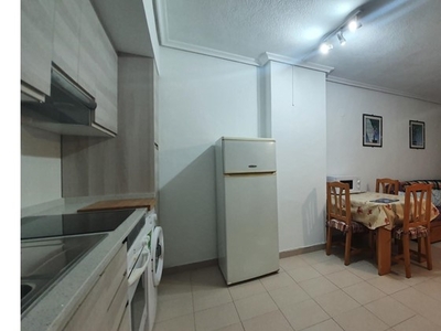 Apartamento 1 dormitorio en Benidorm con garaje y piscina comunitaria a 800m de la playa. ¡Visítalo!