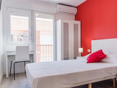 Rosy habitación en alquiler en apartamento de 5 dormitorios en Burjassot