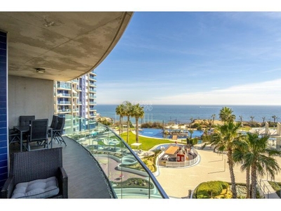 Apartamento ubicado en tercera planta con fantásticas vistas al mar.