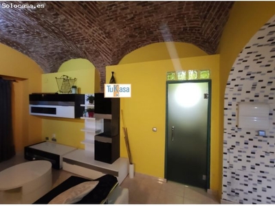 Precioso apartamento seminuevo con patio de 20 m2 y techos de boveda,